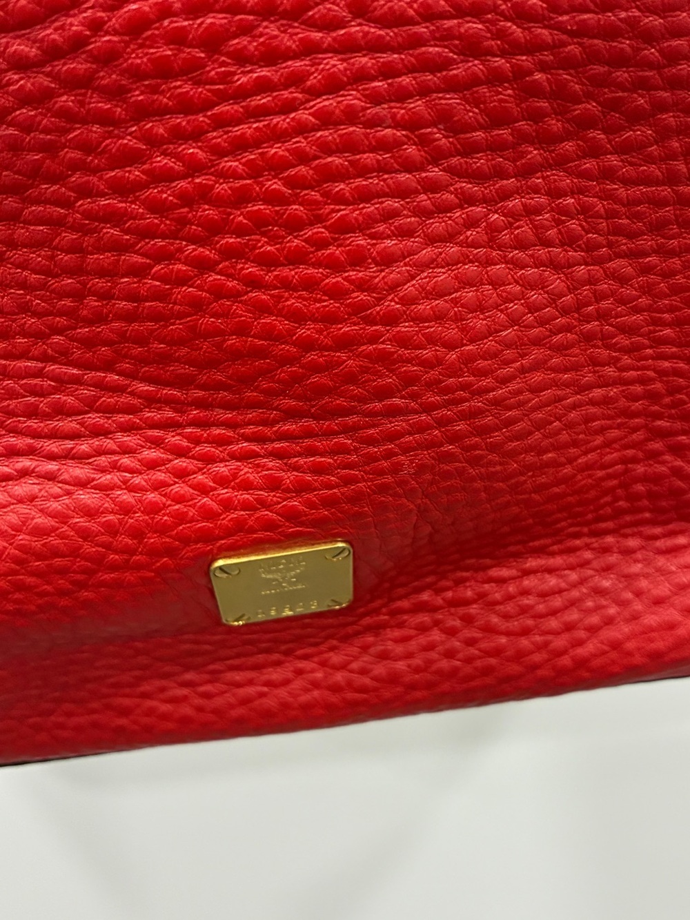 MCM red Pebbled Leather Women’s Shoulder Bag with Gold Plaque-preowned